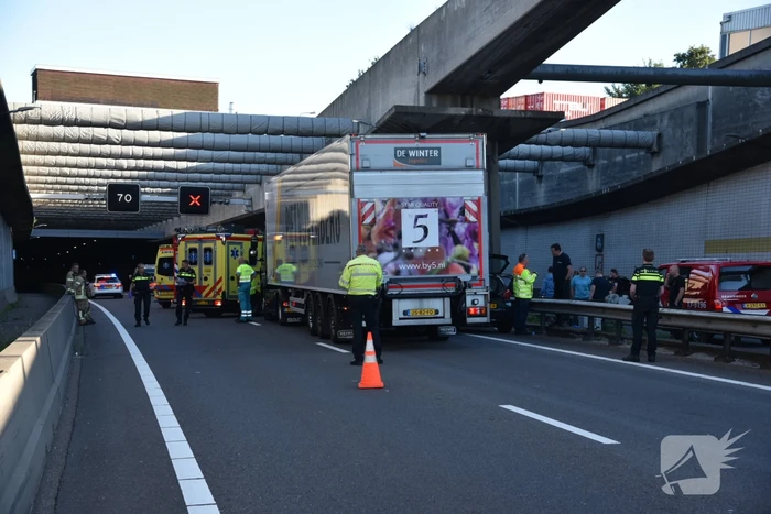 Auto klem tussen vangrail en vrachtwagen in Beneluxtunnel
