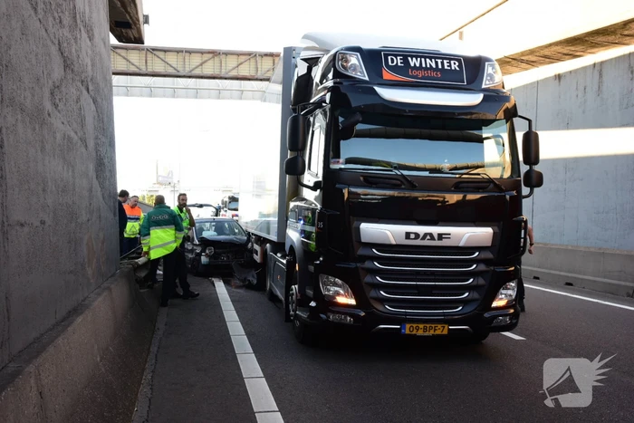 Auto klem tussen vangrail en vrachtwagen in Beneluxtunnel