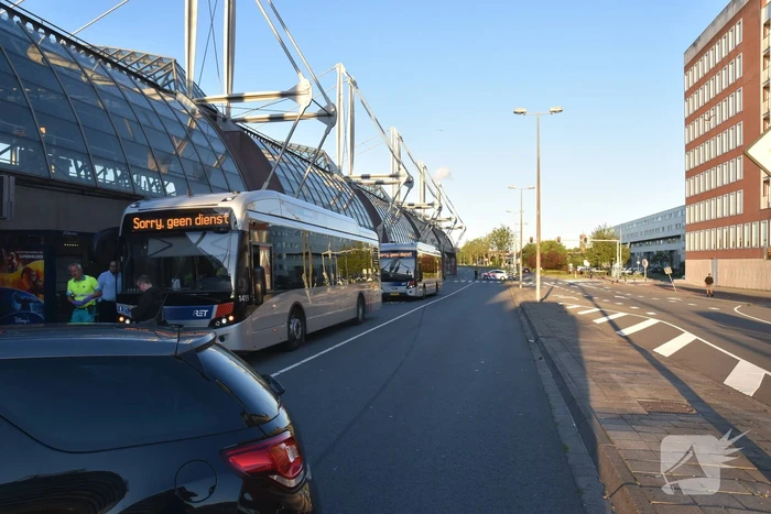 Auto knalt op muur bij station