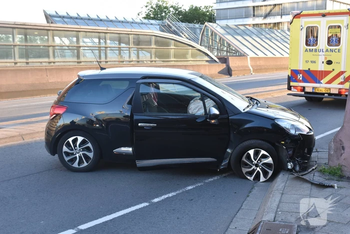 Auto knalt op muur bij station