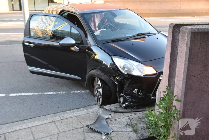 Auto knalt op muur bij station
