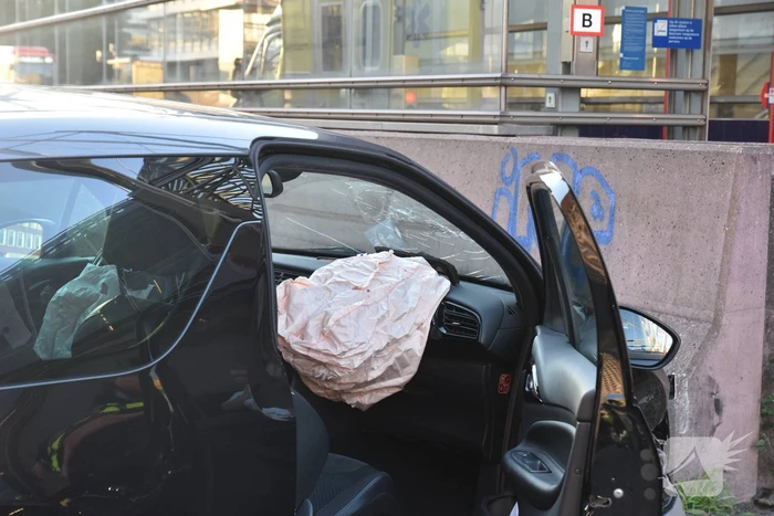 Auto knalt op muur bij station