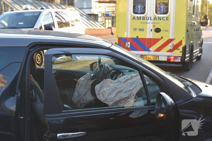 Auto knalt op muur bij station