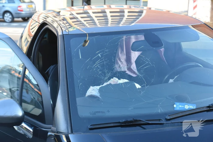 Auto knalt op muur bij station