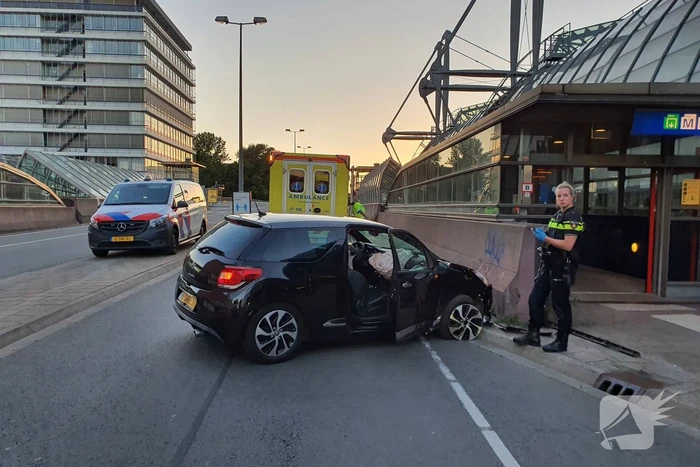 Auto knalt op muur bij station