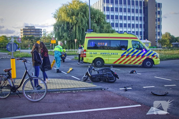 Scooterrijder gewond na aanrijding met auto