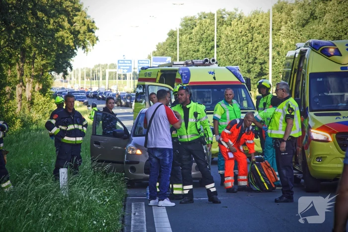 Auto slaat over de kop de berm in