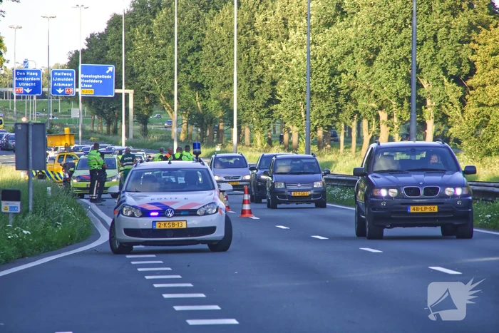 Auto slaat over de kop de berm in