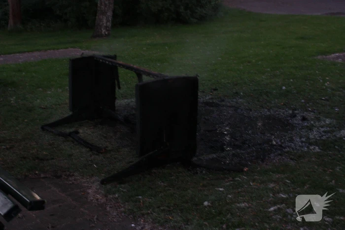 Bankje in brand gestoken