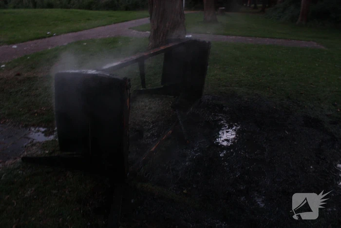 Bankje in brand gestoken