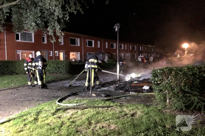 Stapel grofvuil laat lantaarnpaal branden