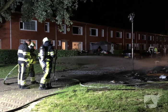 Stapel grofvuil laat lantaarnpaal branden