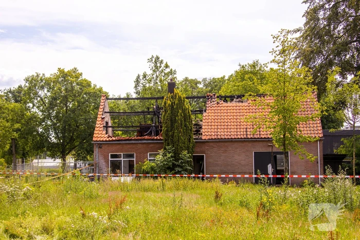 Flinke brand achter gemeentehuis