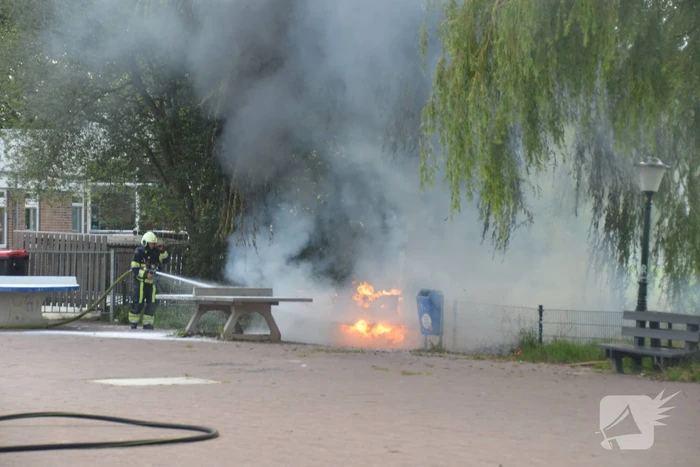 Houten banken vliegen in brand OBS Wiardaschool