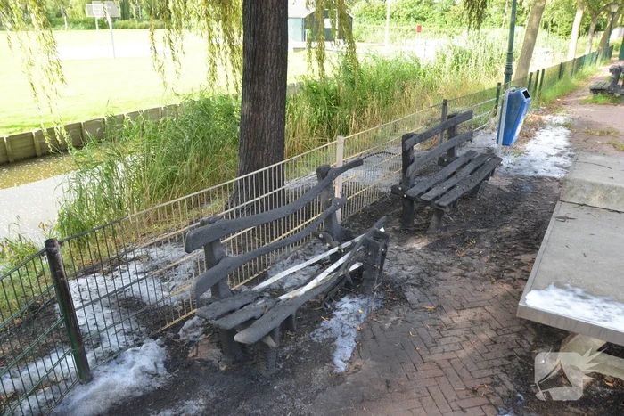Houten banken vliegen in brand OBS Wiardaschool