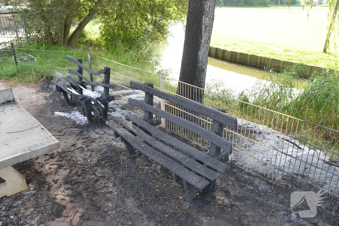 Houten banken vliegen in brand OBS Wiardaschool