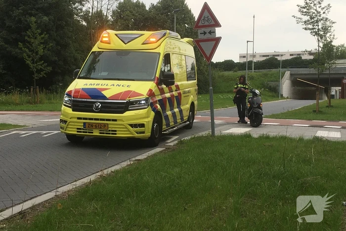 Scooterrijder en auto komen met elkaar in botsing