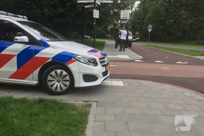 Scooterrijder en auto komen met elkaar in botsing