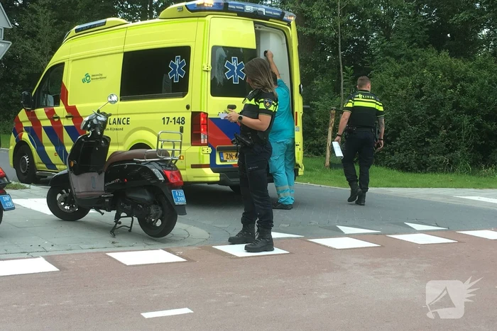 Scooterrijder en auto komen met elkaar in botsing