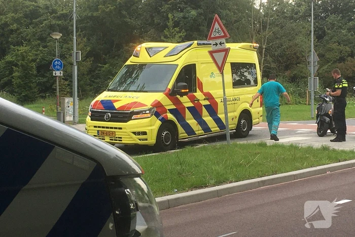 Scooterrijder en auto komen met elkaar in botsing