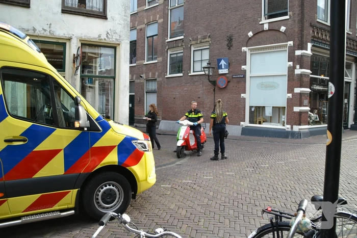 Scooterrijder naar ziekenhuis na harde val