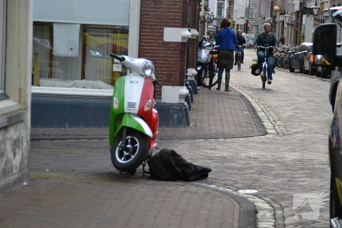 Scooterrijder naar ziekenhuis na harde val