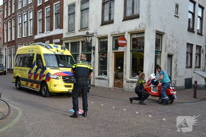 Scooterrijder naar ziekenhuis na harde val
