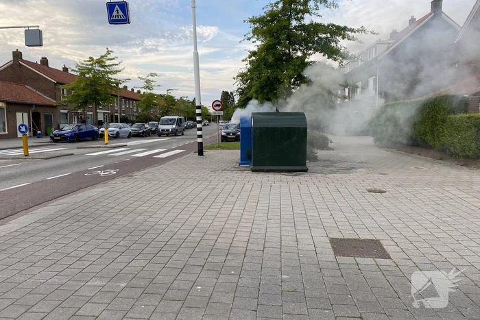 Veel rook bij brand in papiercontainer