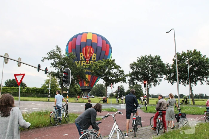 Landing luchtballon trekt veel bekijk