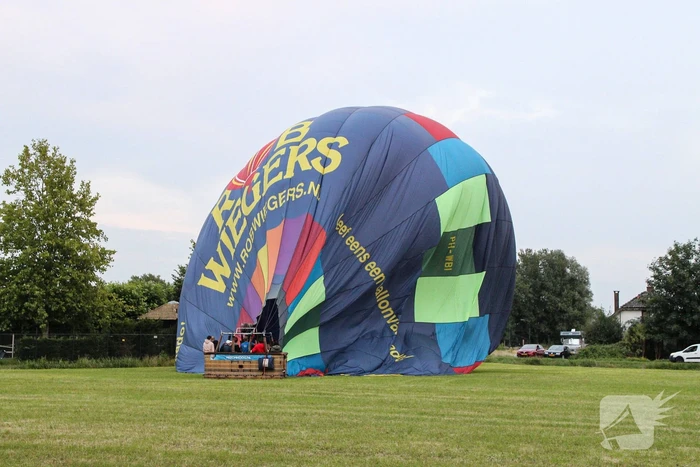 Landing luchtballon trekt veel bekijk