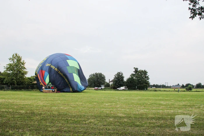 Landing luchtballon trekt veel bekijk