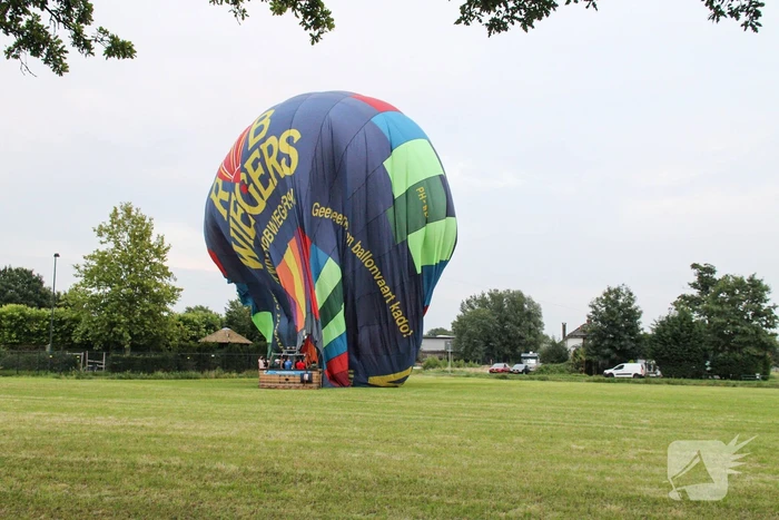 Landing luchtballon trekt veel bekijk