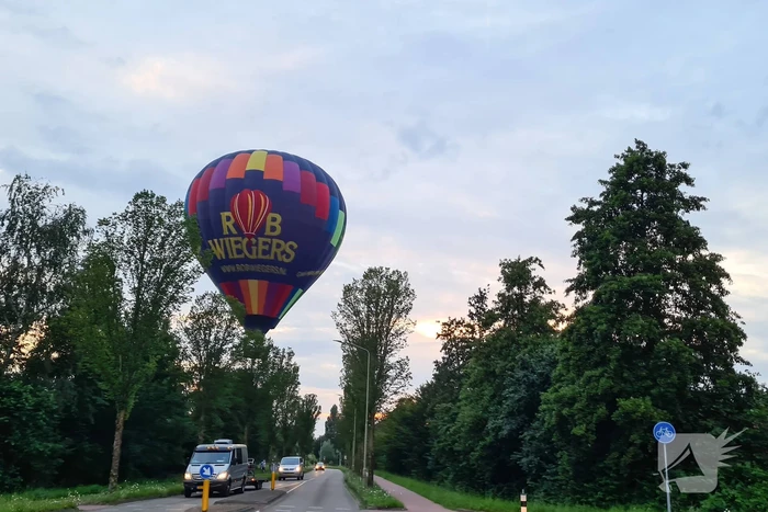 Landing luchtballon trekt veel bekijk