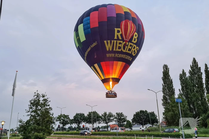 Landing luchtballon trekt veel bekijk