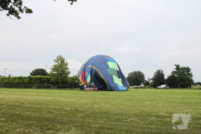 Landing luchtballon trekt veel bekijk