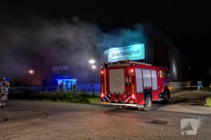 Forse brand in overslaghal afvalverwerker