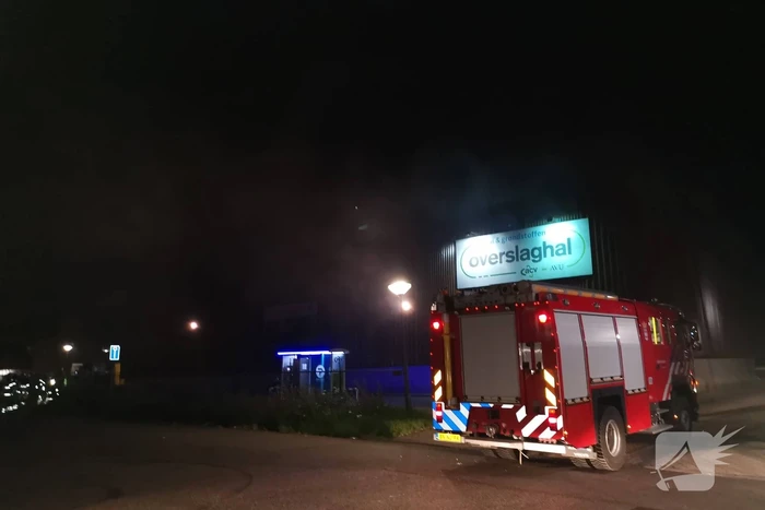 Forse brand in overslaghal afvalverwerker