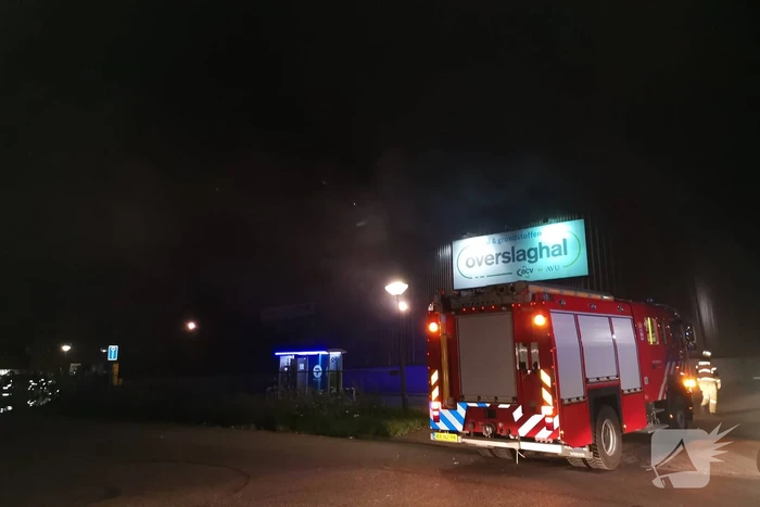 Forse brand in overslaghal afvalverwerker