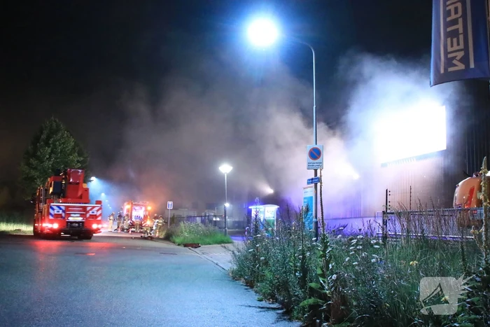 Forse brand in overslaghal afvalverwerker