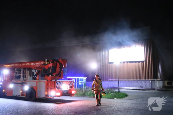 Forse brand in overslaghal afvalverwerker