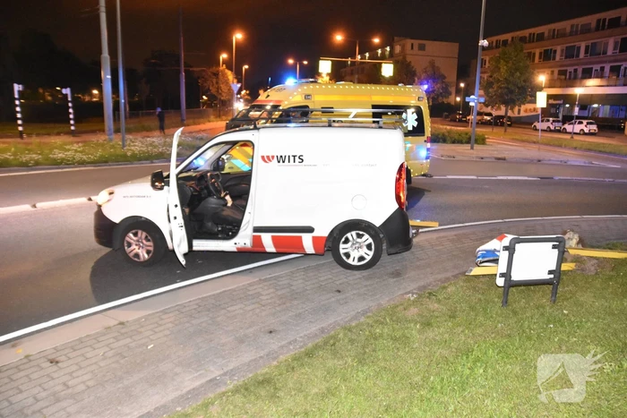 Bestuurder onder invloed morfine crasht op rotonde