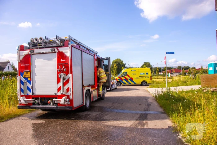 Man op leeftijd valt het water in