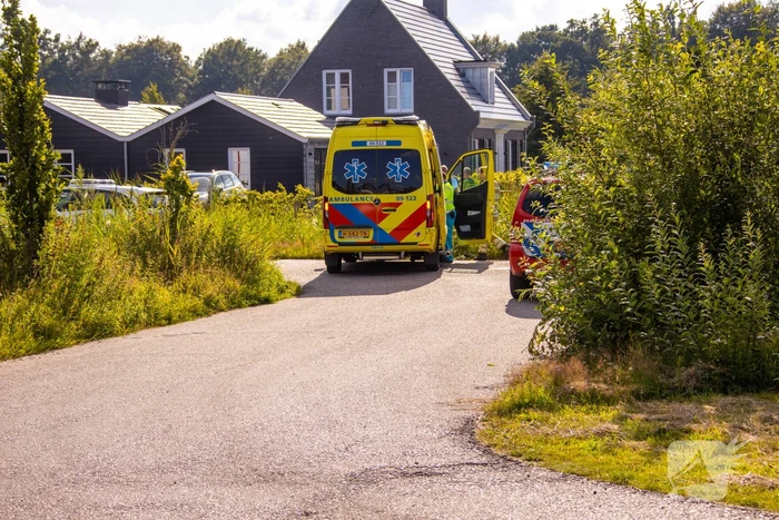 Man op leeftijd valt het water in