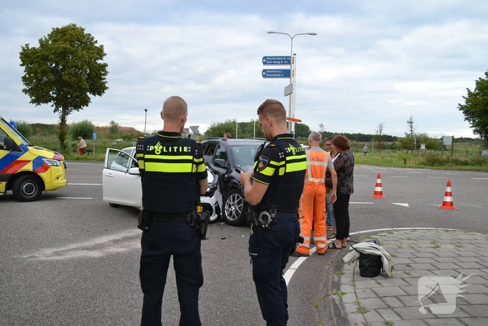 Gewonde na aanrijding tussen twee auto's