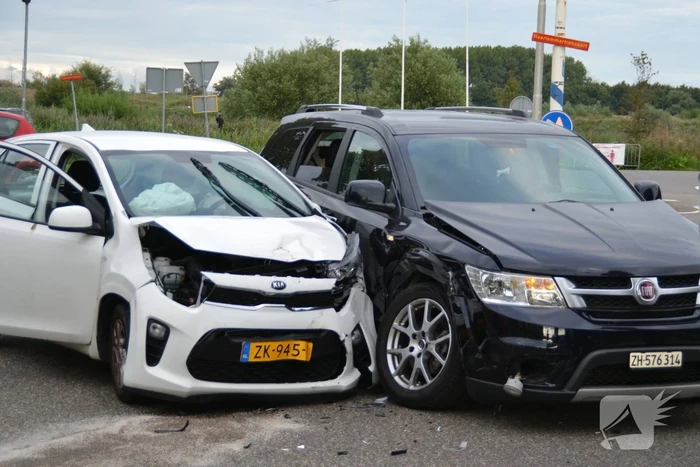 Gewonde na aanrijding tussen twee auto's