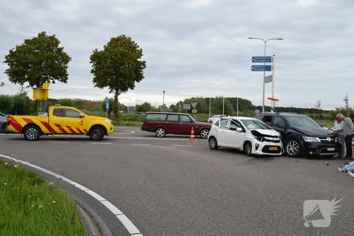 Gewonde na aanrijding tussen twee auto's