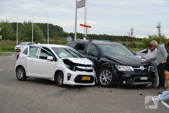 Gewonde na aanrijding tussen twee auto's