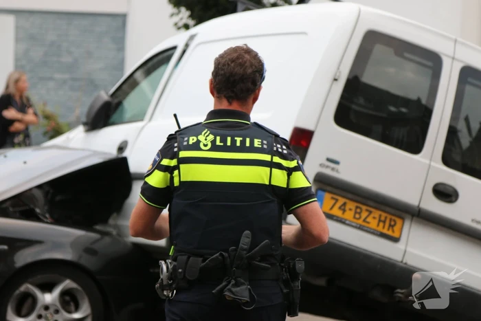 Gewonde bij aanrijding tussen auto en bestelbus