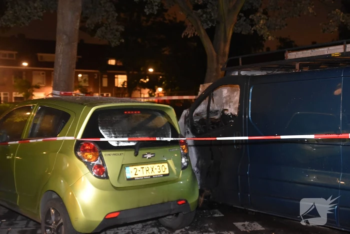 Bestelbus flink beschadigd door brand