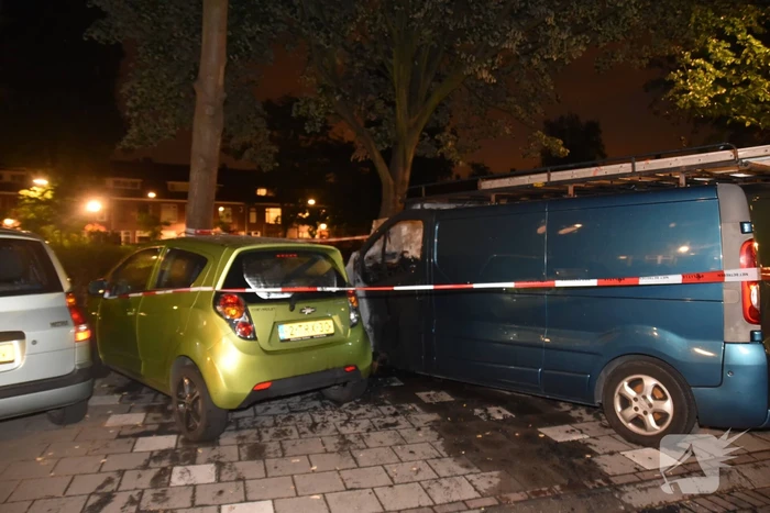 Bestelbus flink beschadigd door brand